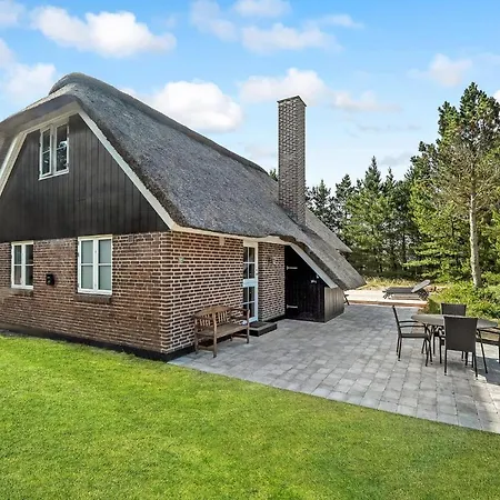 Holiday home Lovely Home In Blavand With Wifi *